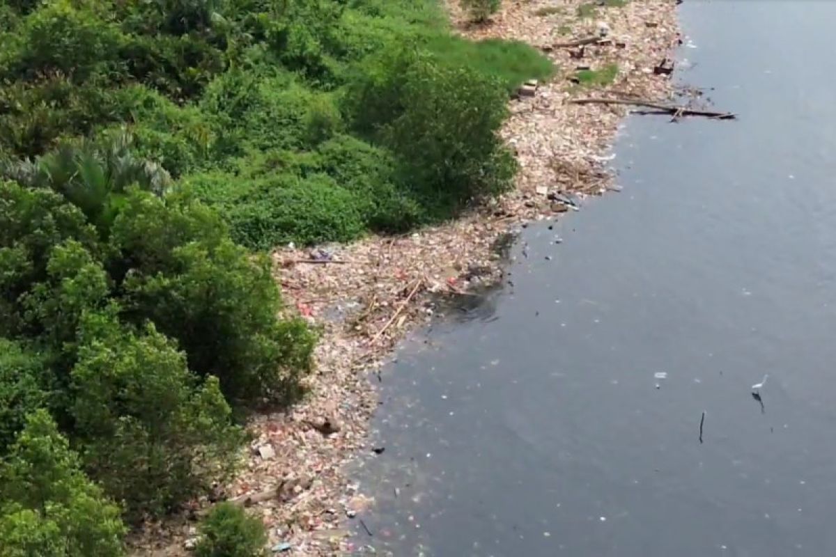 Tumpukan sampah di Hutan Mangrove Muara Angke dari dua titik