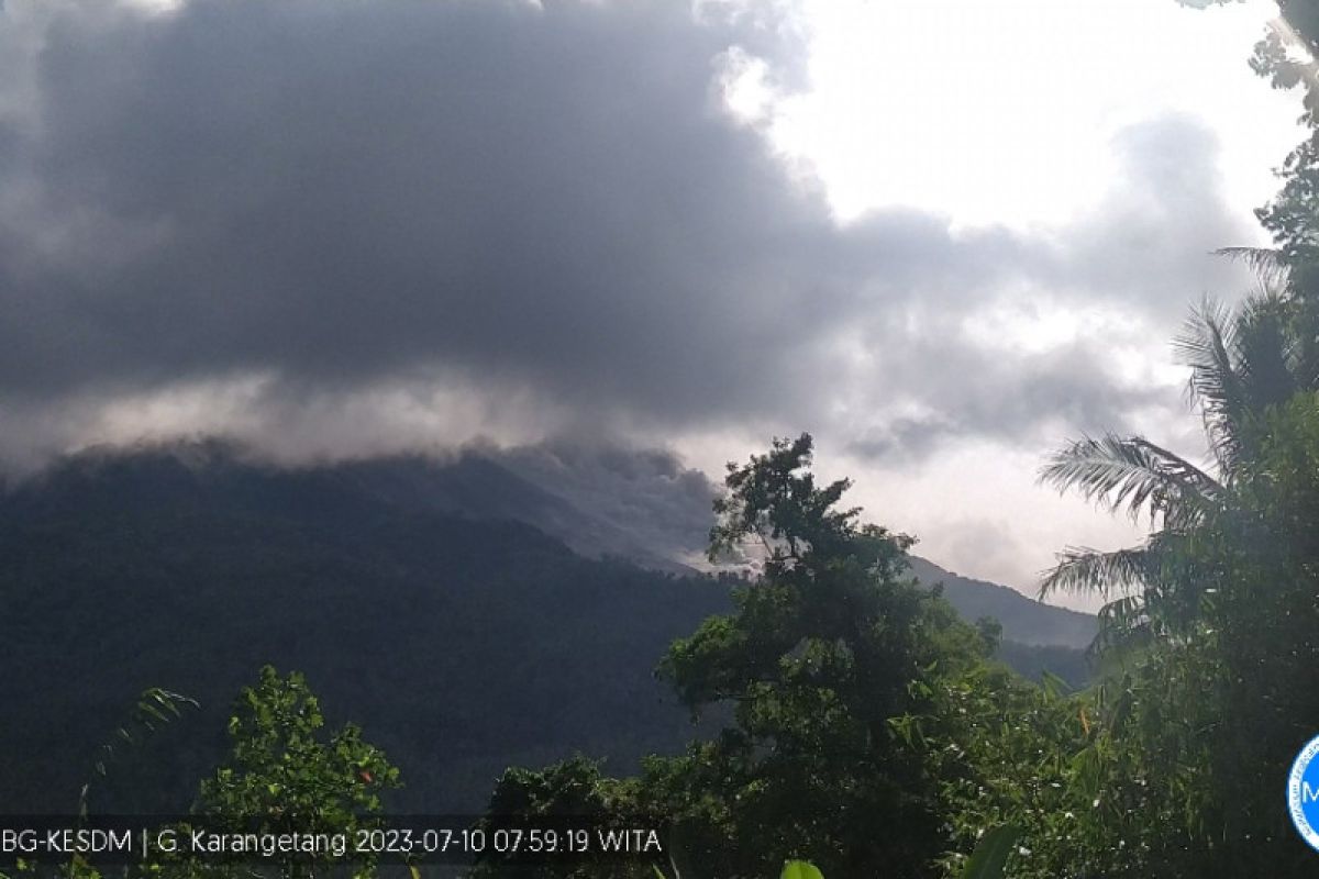 Gunung Karangetang di Sulut luncurkan awan panas guguran sejauh dua kilometer