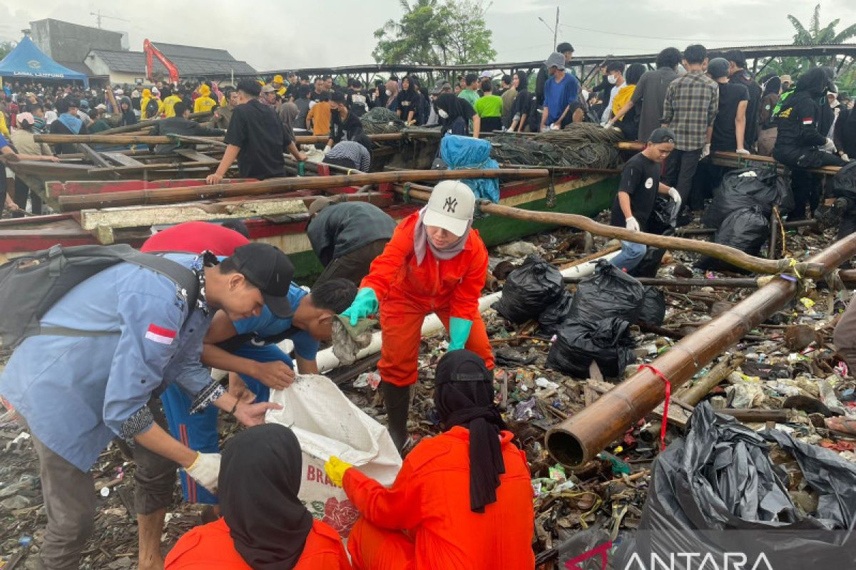 Anggota DPRD Lampung hingga influencer ikut bersihkan sampah di Sukaraja