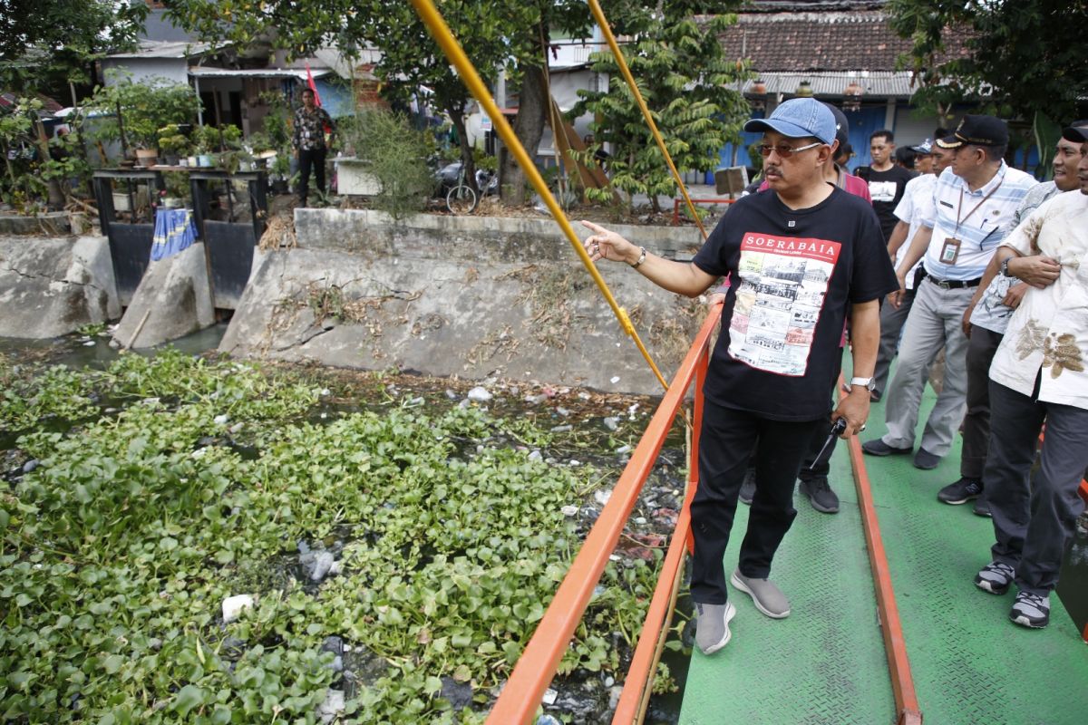 Pemkot Surabaya gerakkan warga untuk tangani sampah di sungai