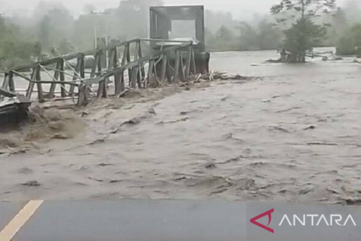 Hujan deras, jembatan penghubung menuju ibu kota Kabupaten Maluku Tengah putus