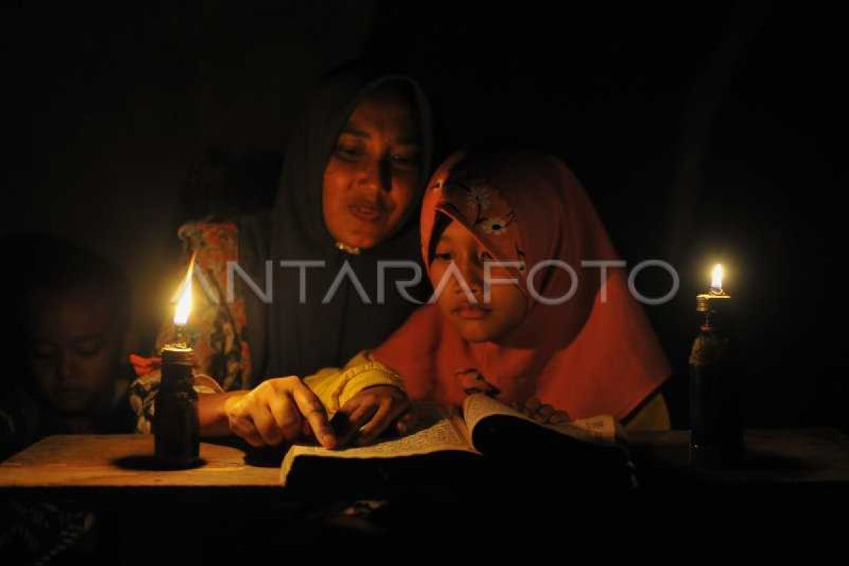 Warga belum menikmati layanan listrik