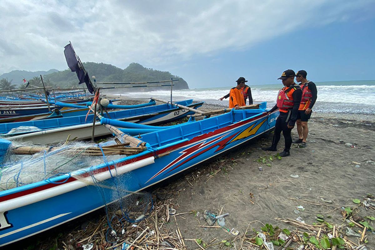 Korban perahu terbalik di pantai selatan Kebumen belum ditemukan