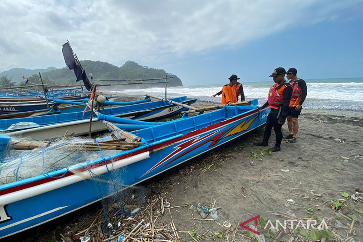Perahu terbalik di pantai selatan Kebumen, Basarnas cari korban