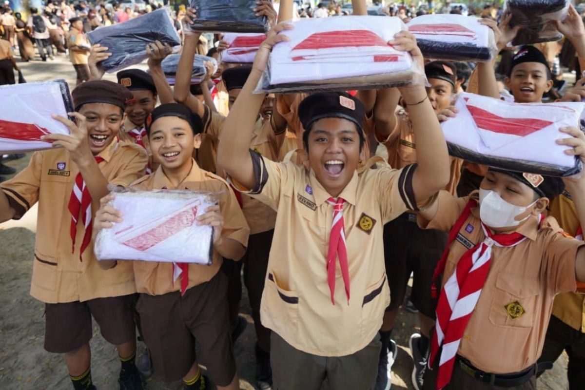 Pemkot Madiun salurkan bantuan seragam siswa SD-SMP tahun 2023