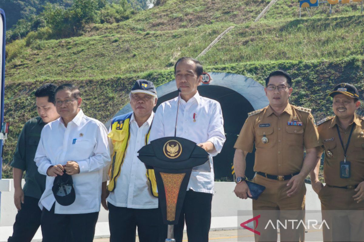 Presiden Jokowi meresmikan Tol Cisumdawu dari mulut terowongan tol terpanjang