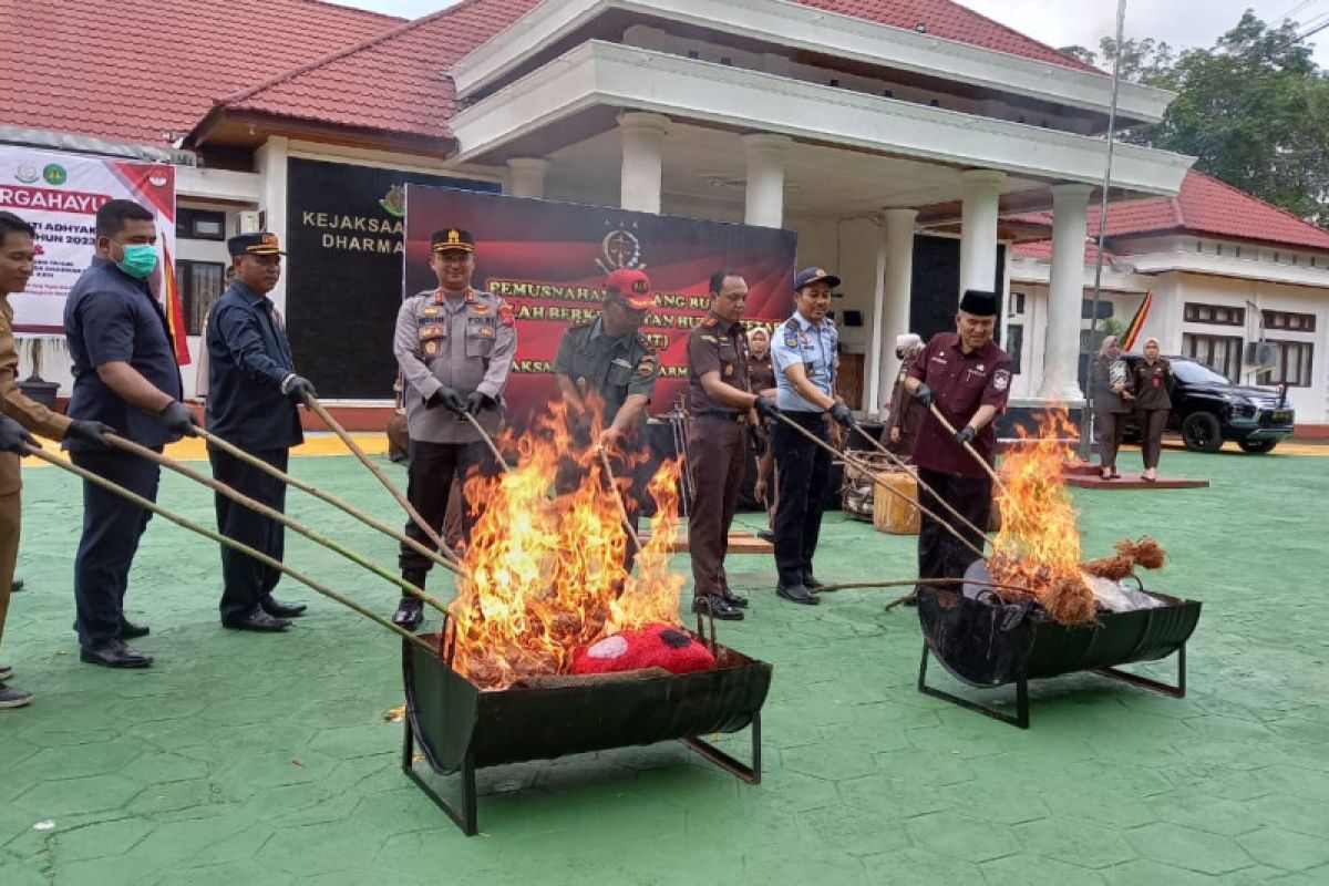 Sekda Dharmasraya hadiri pemusnahan barang bukti di Kejari