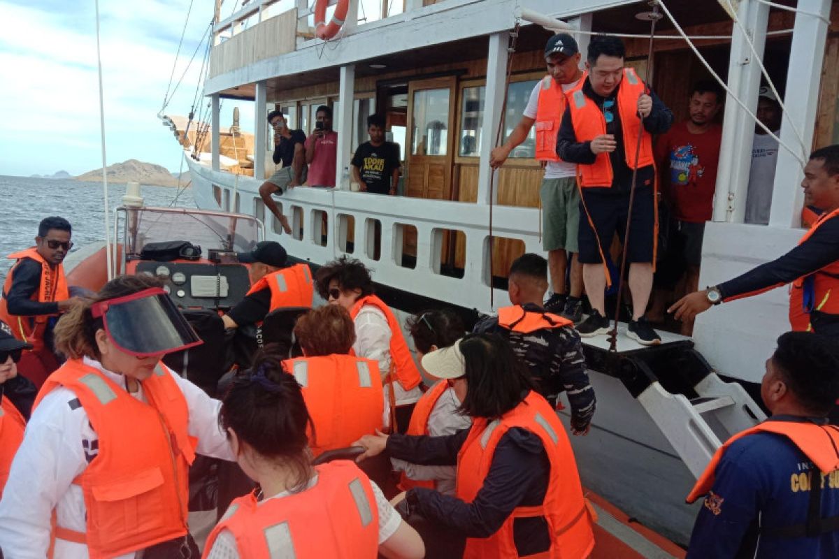 Tim SAR evakuasi 13 penumpang kecelakaan kapal di Labuan Bajo
