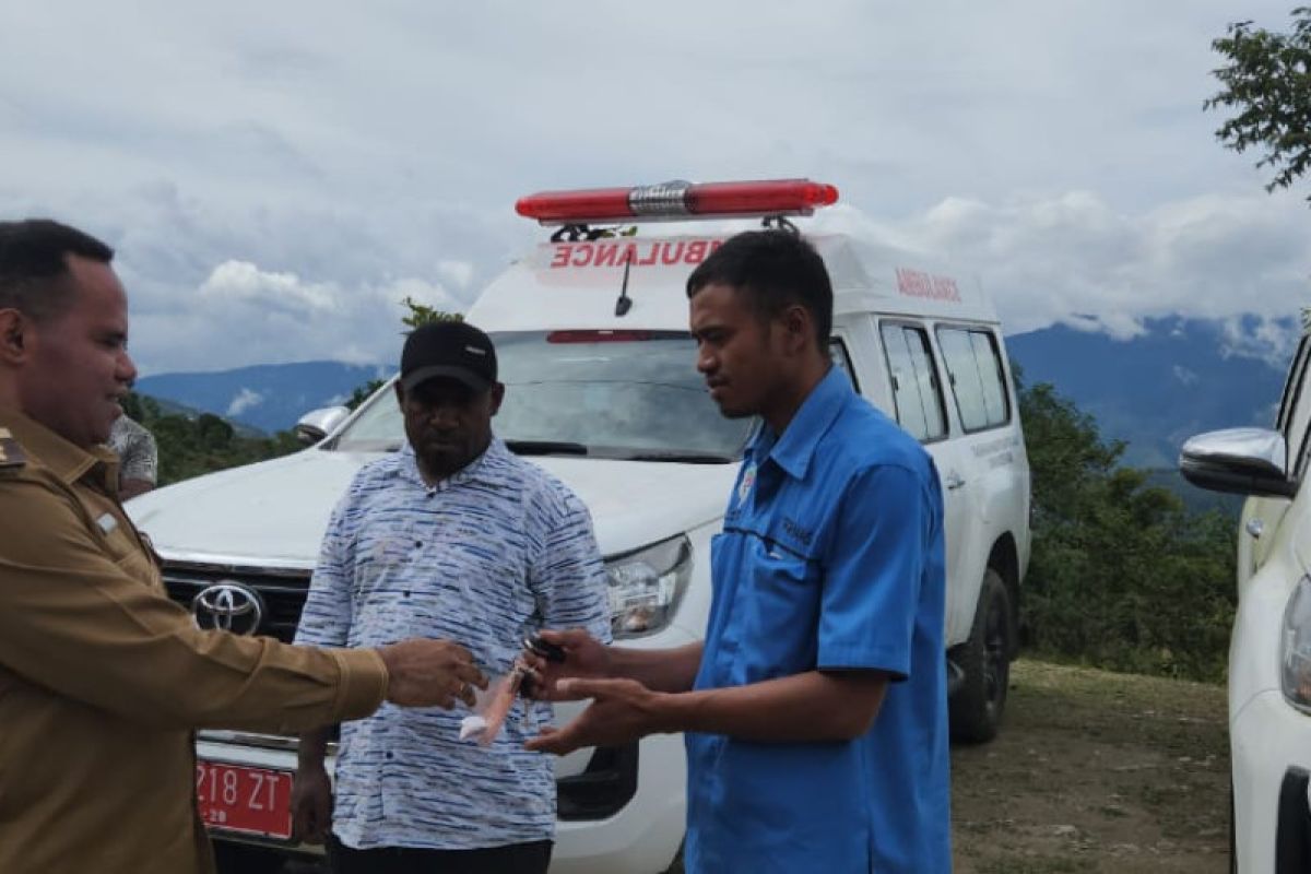 Bupati Tolikara serahkan 2 unit mobil operasional layanan kesehatan