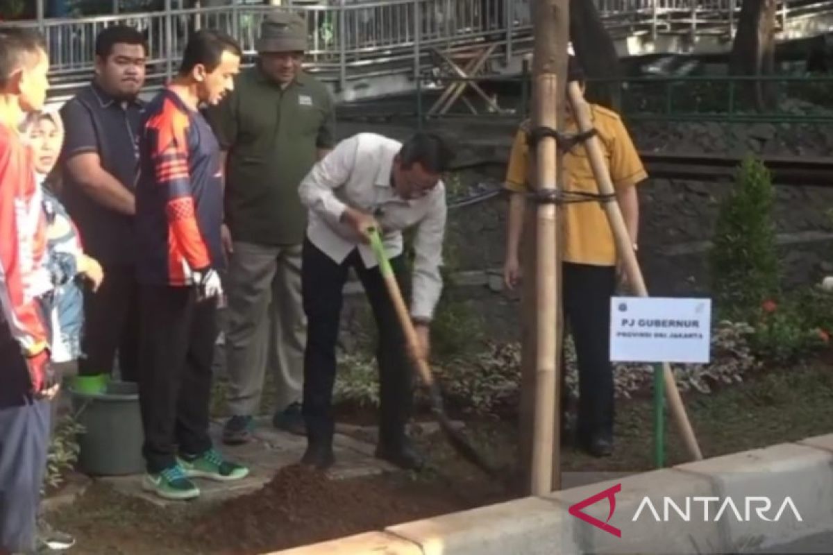Hijaukan Jakarta, Pj Gubernur DKI tanam pohon di Pulogadung 