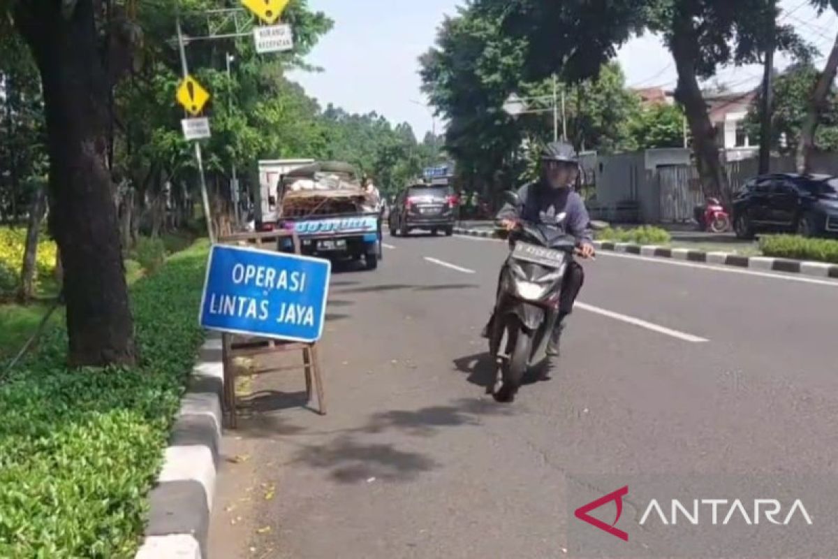 Puluhan pengendara motor nekad lawan arah hindari razia