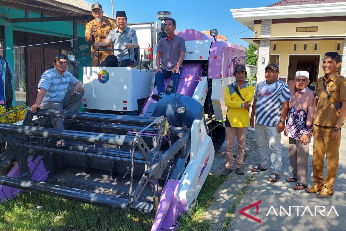 Gapoktan Anjir Muara Batola Kalsel terima bantuan mesin panen