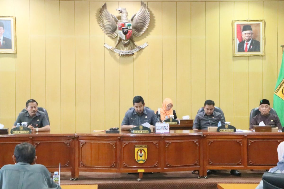 Foto - Pimpinan DPRD pimpin paripurna penyampaian KUA PPAS 2024