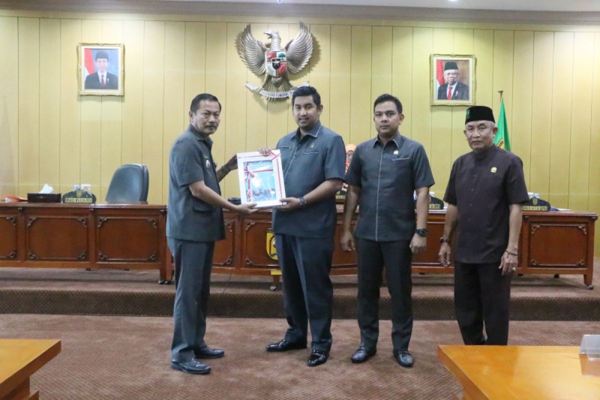 Wakil Wali Kota Banjarbaru sampaikan KUA PPAS 2024 ke DPRD