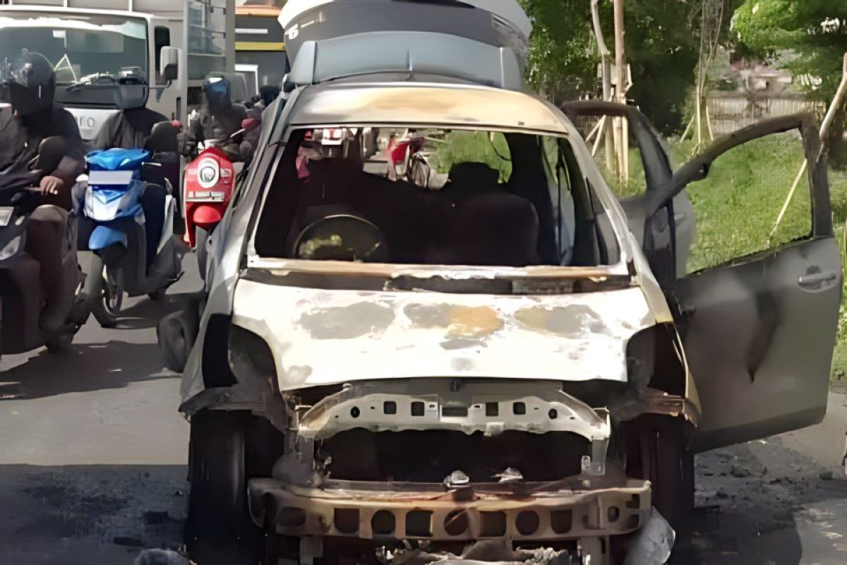 Pengemudi wanita selamat dalam insiden kebakaran mobil di Kalideres