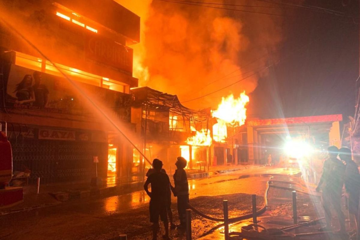 Kebakaran di Pasar Sungai Durian Kota Sintang Kalbar, 10 ruko hangus