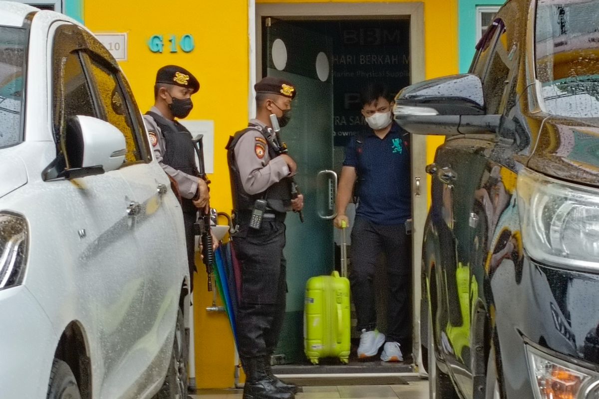 KPK bawa 3 koper usai geledah kantor milik Andhi Pramono di Batam