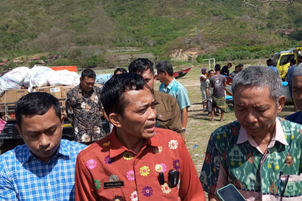 Nelayan Lombok Tengah diberi alat tangkap ikan