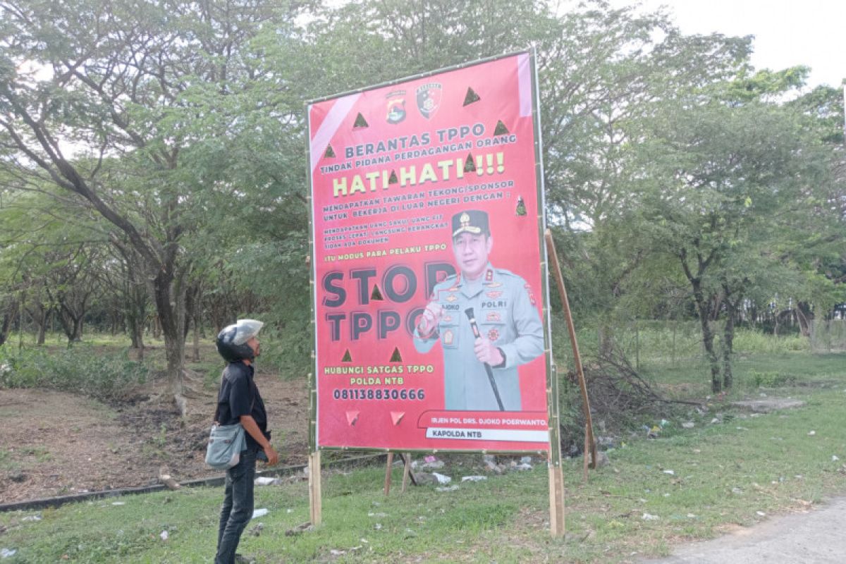 Polisi memasang spanduk TPPO di Lombok Tengah