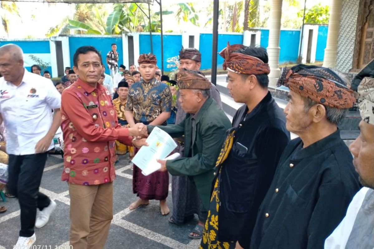 Pemkab Lombok Tengah menyerahkan sertifikat tanah warga transmigrasi