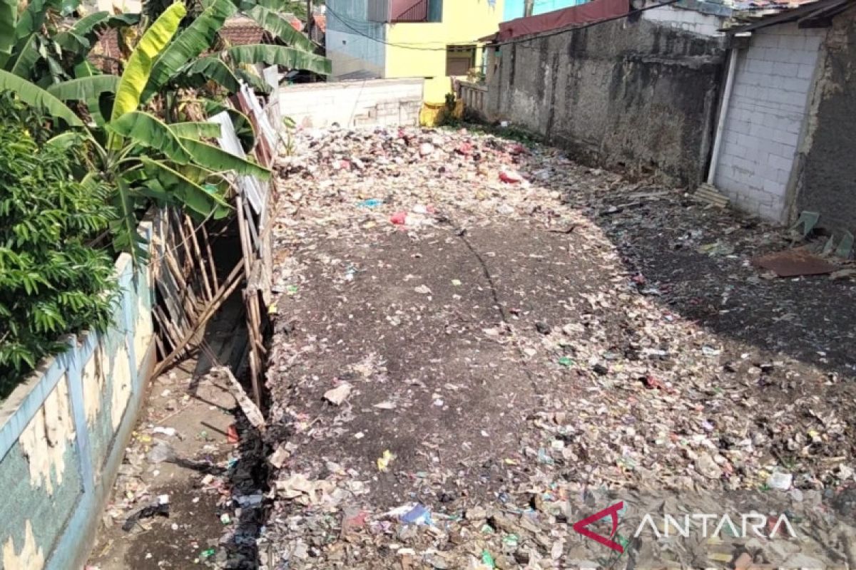 Butuh sebulan angkut sampah menumpuk dua meter di Bojonggede