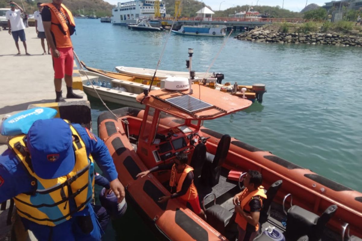 Tim SAR lakukan pencarian 17 penumpang kapal pinisi di Labuan Bajo