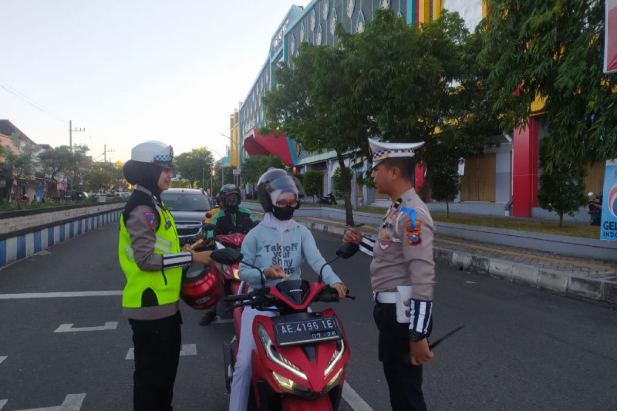 Satlantas Ponorogo bagi-bagi helm untuk pengendara