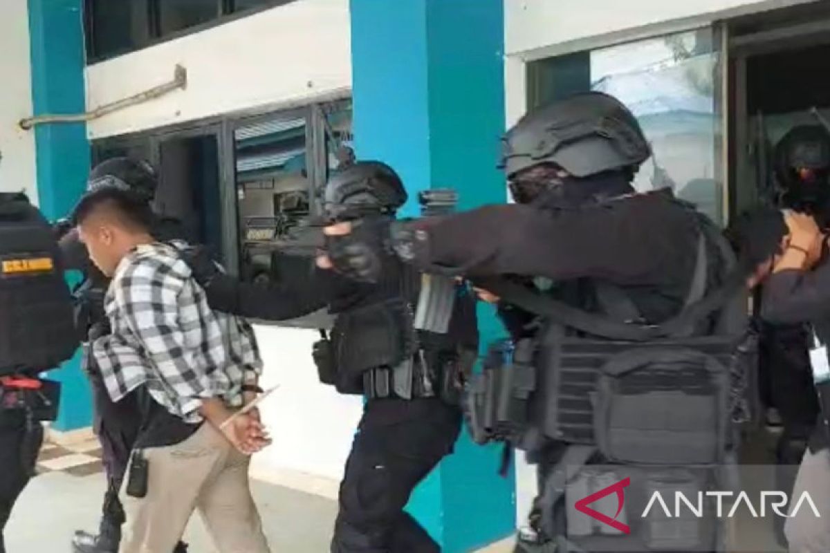 Brimob Polda Sulawesi Tenggara gelar latihan penanganan teror bersama PLN Kendari