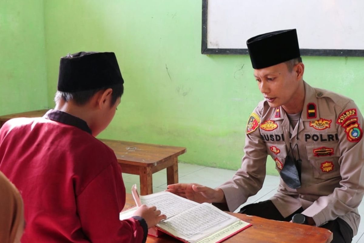 Sosok Kapolsek Pemali : Siang mengabdi, sore jadi guru ngaji