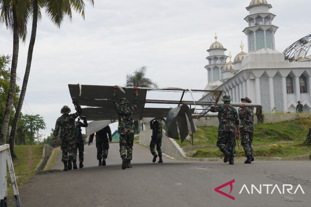 Korem 143/HO gotong royong membersihkan masjid di Kendari