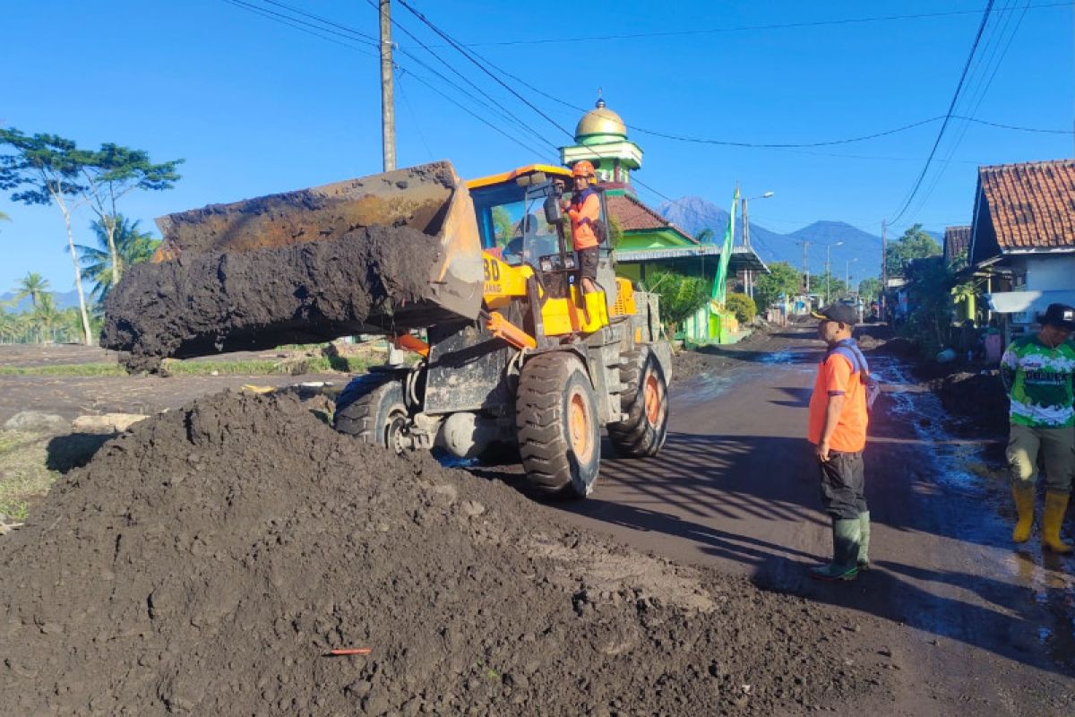 Petugas bersihkan sisa banjir lahar dingin Semeru di Desa Nguter