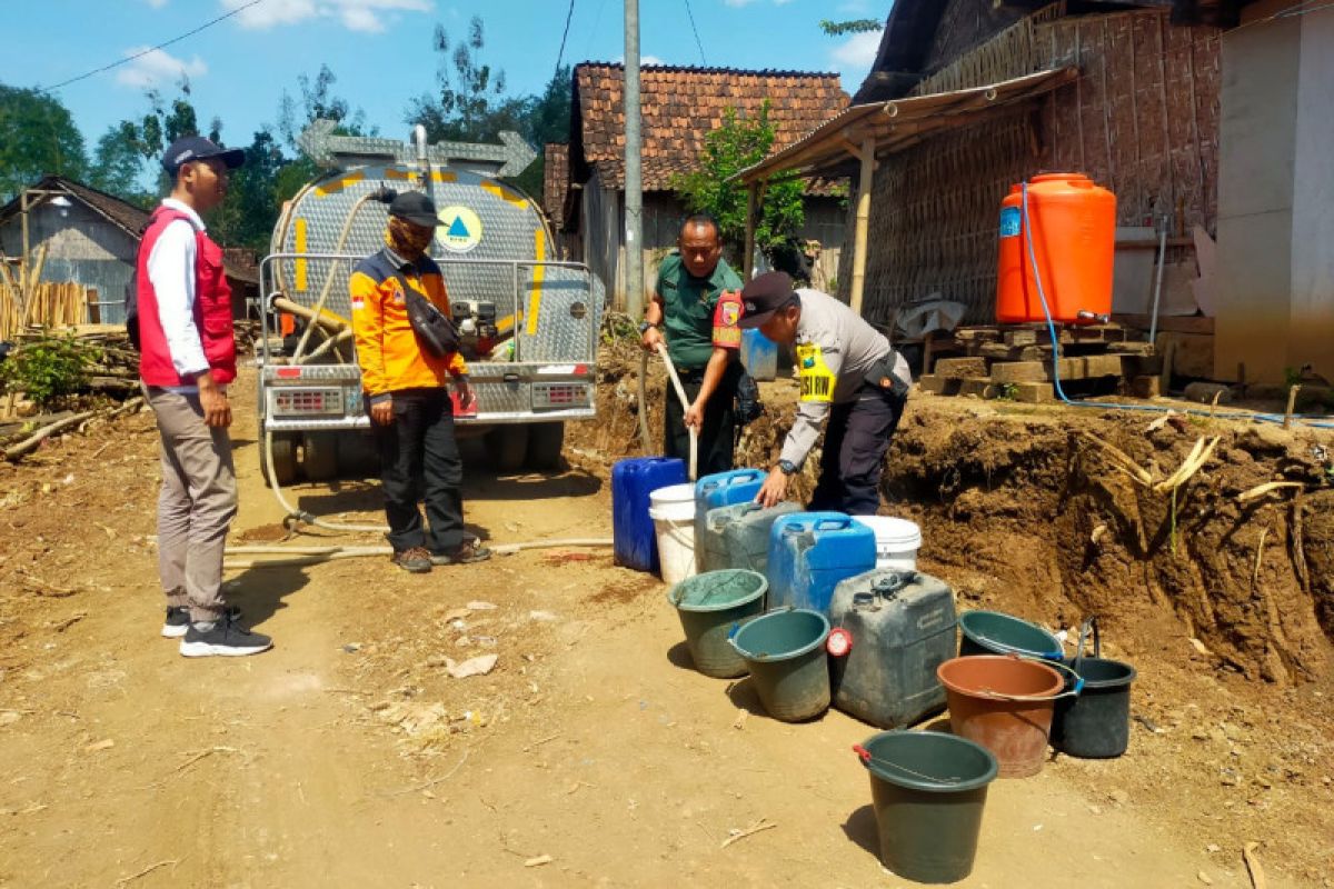 BPBD Situbondo distribusikan air bersih ke desa