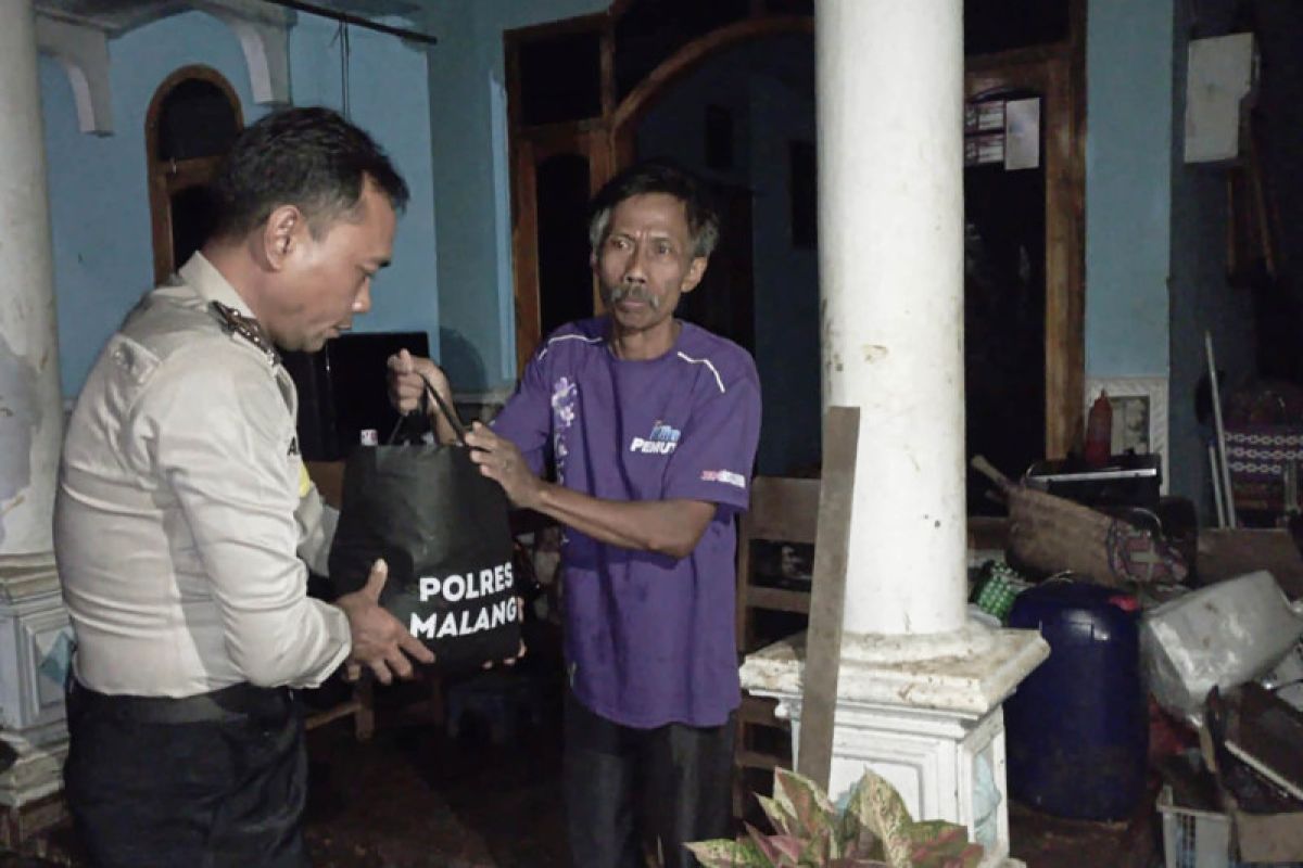 Polisi salurkan bantuan untuk korban bencana alam di Kabupaten Malang