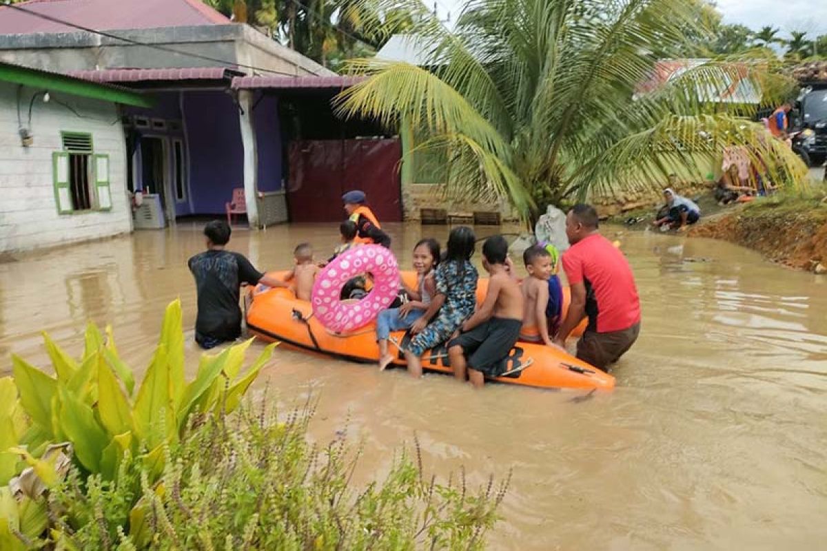 Polda Aceh kerahkan personel brimob bantu warga terdampak banjir