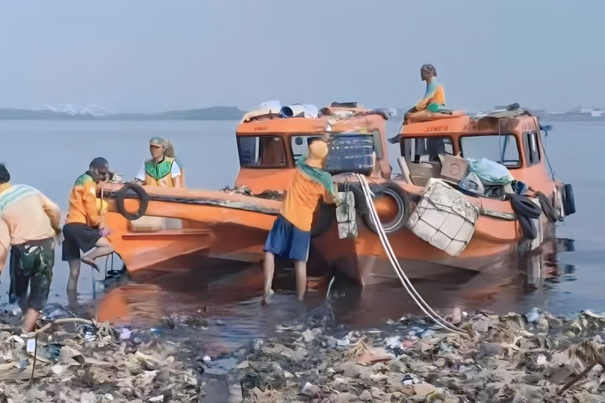 Pemprov DKI bersihkan tumpukan sampah di Pantai Mangrove Muara Angke