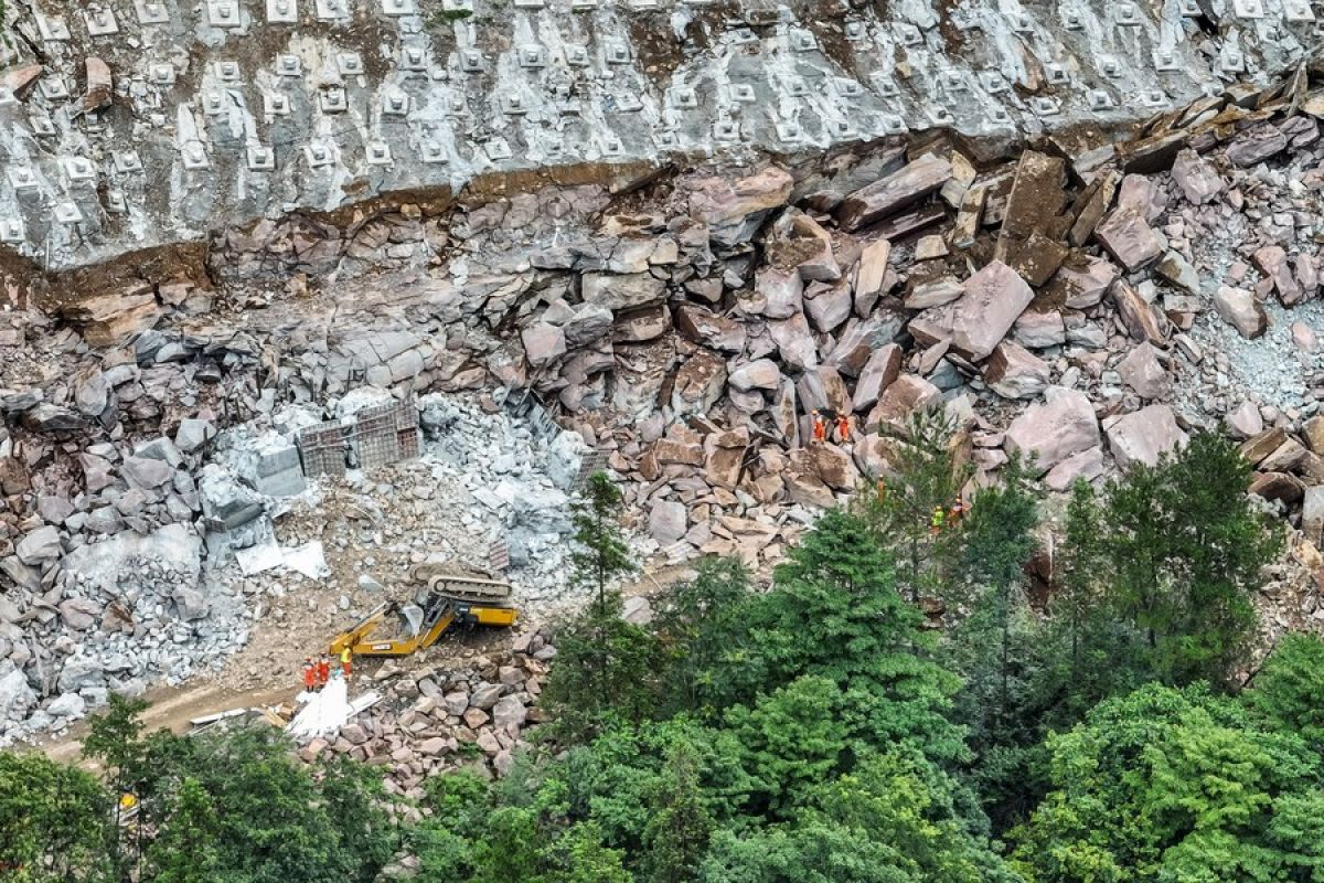 4 tewas dan 5 lainnya hilang akibat tanah longsor di China tengah