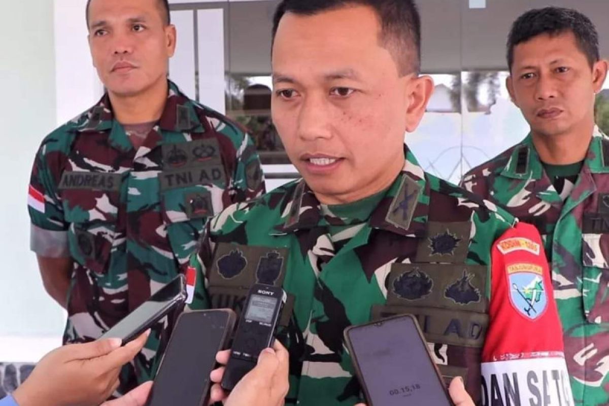 TNI bangun akses jalan dua desa terisolasi di Kabupaten Sintang