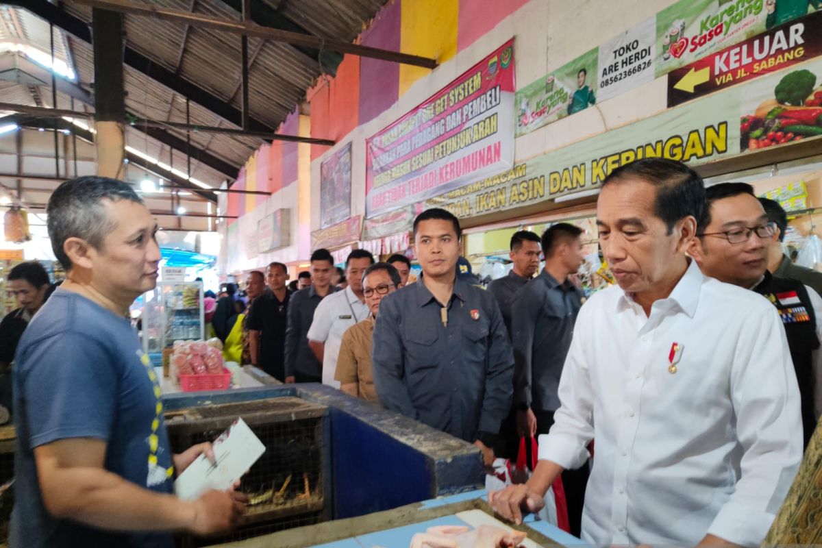 Presiden Jokowi kunjungi Pasar Cihapit Kota Bandung cek harga pangan dan serahkan bantuan