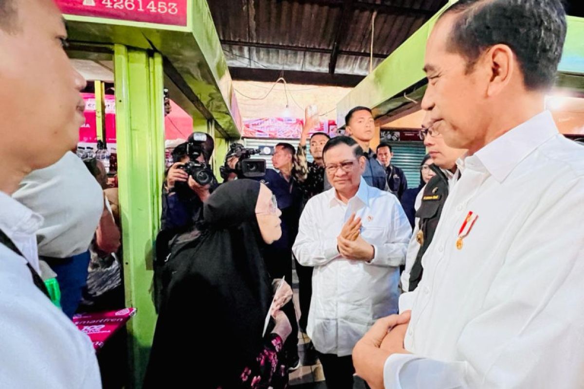 Ke Pasar Cihapit, Presiden Jokowi dapat sekelumit kisah Warung Bu Eha