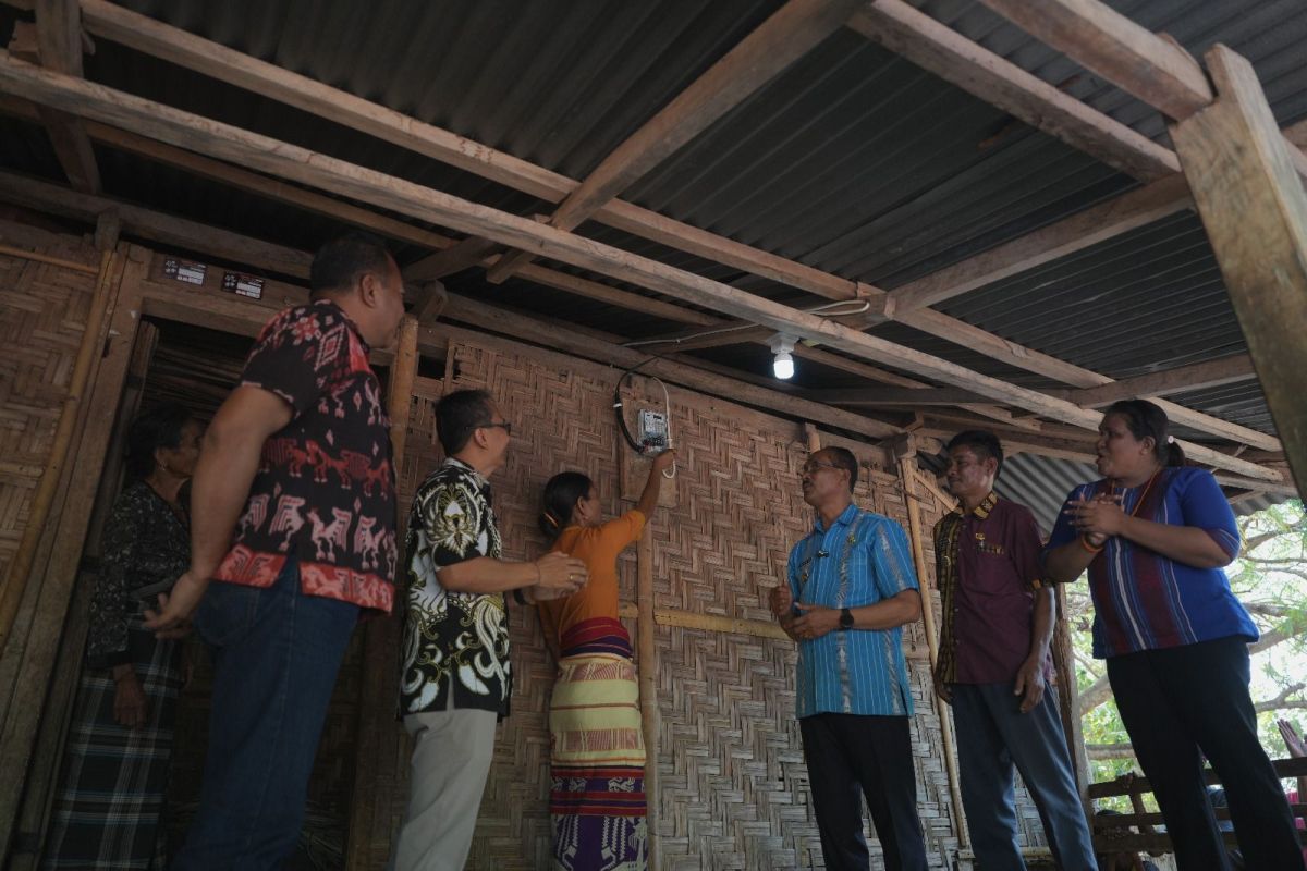 PLN NTT alirkan listrik bagi warga sembilan desa di Pulau Sumba