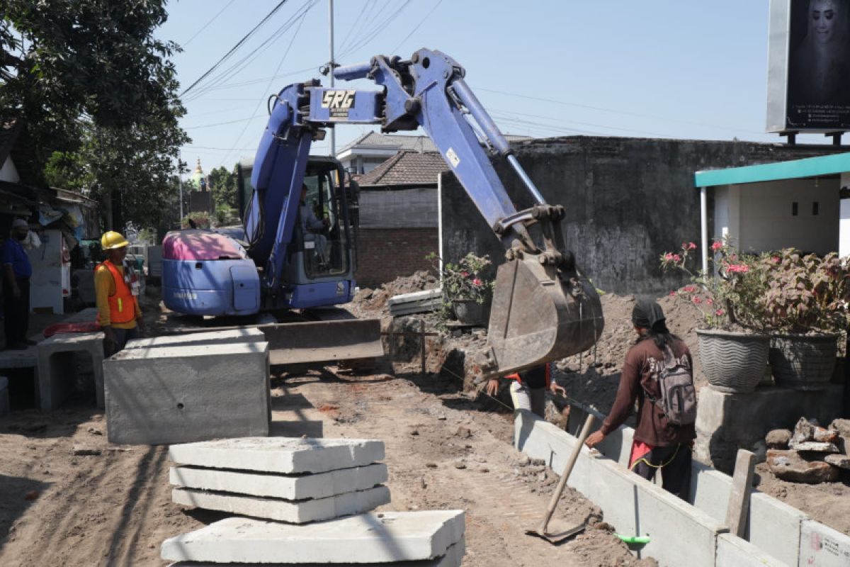 Pemkab betonisasi jalan penghubung Surabaya-Sidoarjo
