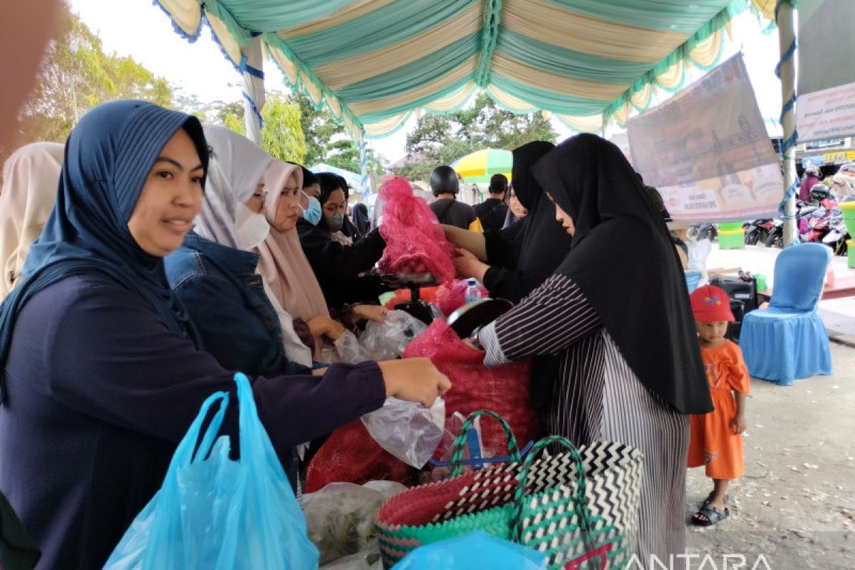 Warga Kota Tanjung Tabalong serbu pasar murah