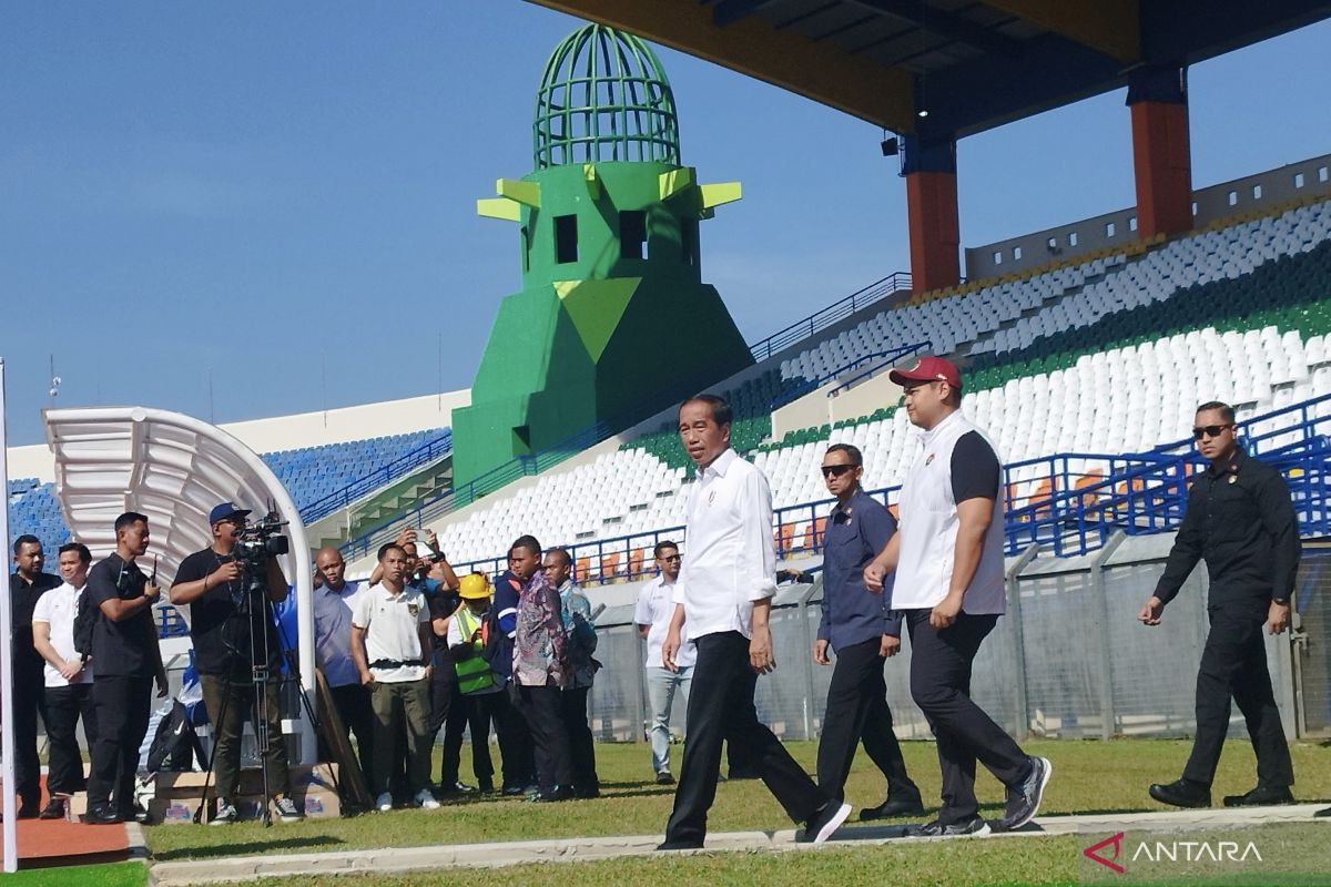 Presiden Joko Widodo cek Stadion Si Jalak Harupat untuk persiapan Piala Dunia U-17