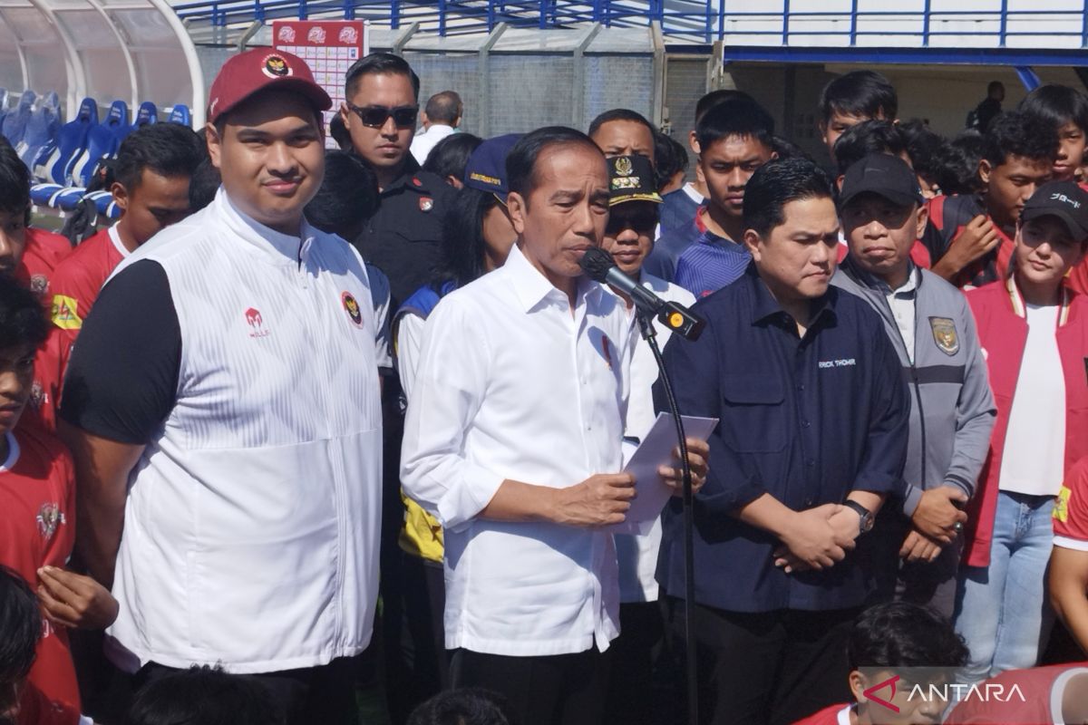 Jokowi puji Erick Thohir usai tinjau seleksi timnas U-17 di Bandung