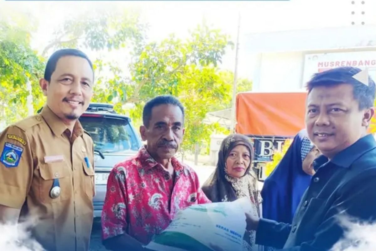 Pemkab Sumbawa Barat menyalurkan beras murah untuk warga miskin