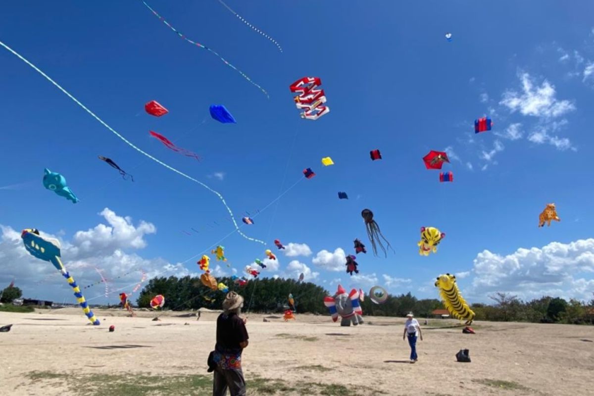 Ratusan layangan meriahkan langit di Sanur Village Festival 2023