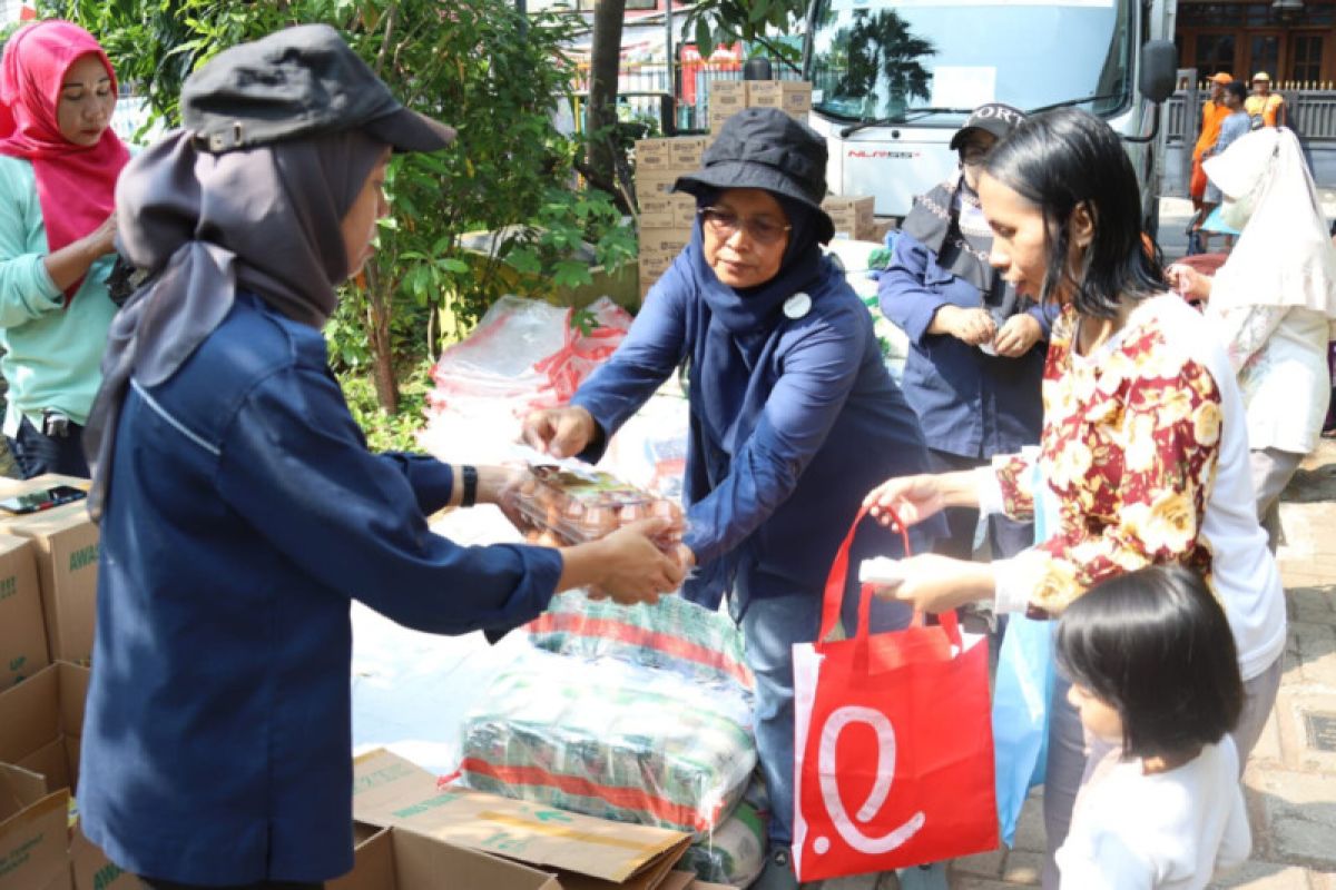 Ratusan pemilik KJP terima pangan bersubsidi di Jakarta Selatan