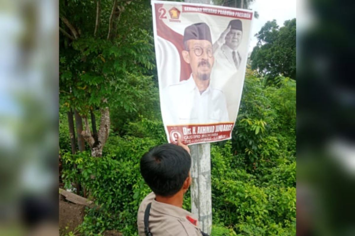 Satpol PP Bulukumba menertibkan baliho yang melanggar di kampung