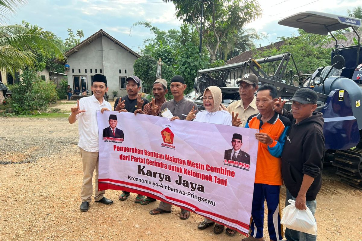 Wakil Ketua I DPRD Lampung salurkan alsintan dan sembako di Pringsewu
