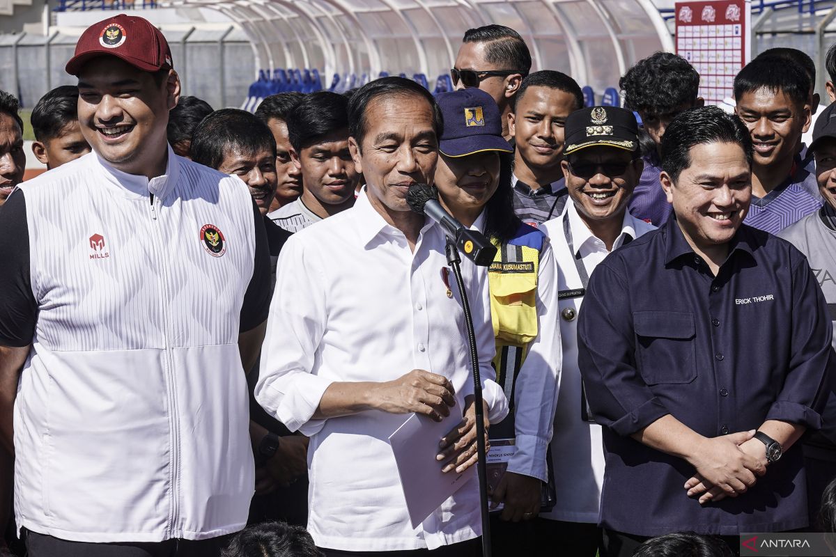 Jokowi puji Erick Thohir usai tinjau seleksi timnas U-17 di Bandung